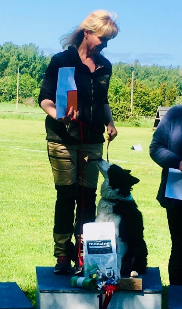 Denna bild har ett alt-attribut som är tomt. Dess filnamn är gracevannrallyny-604x1024.jpg